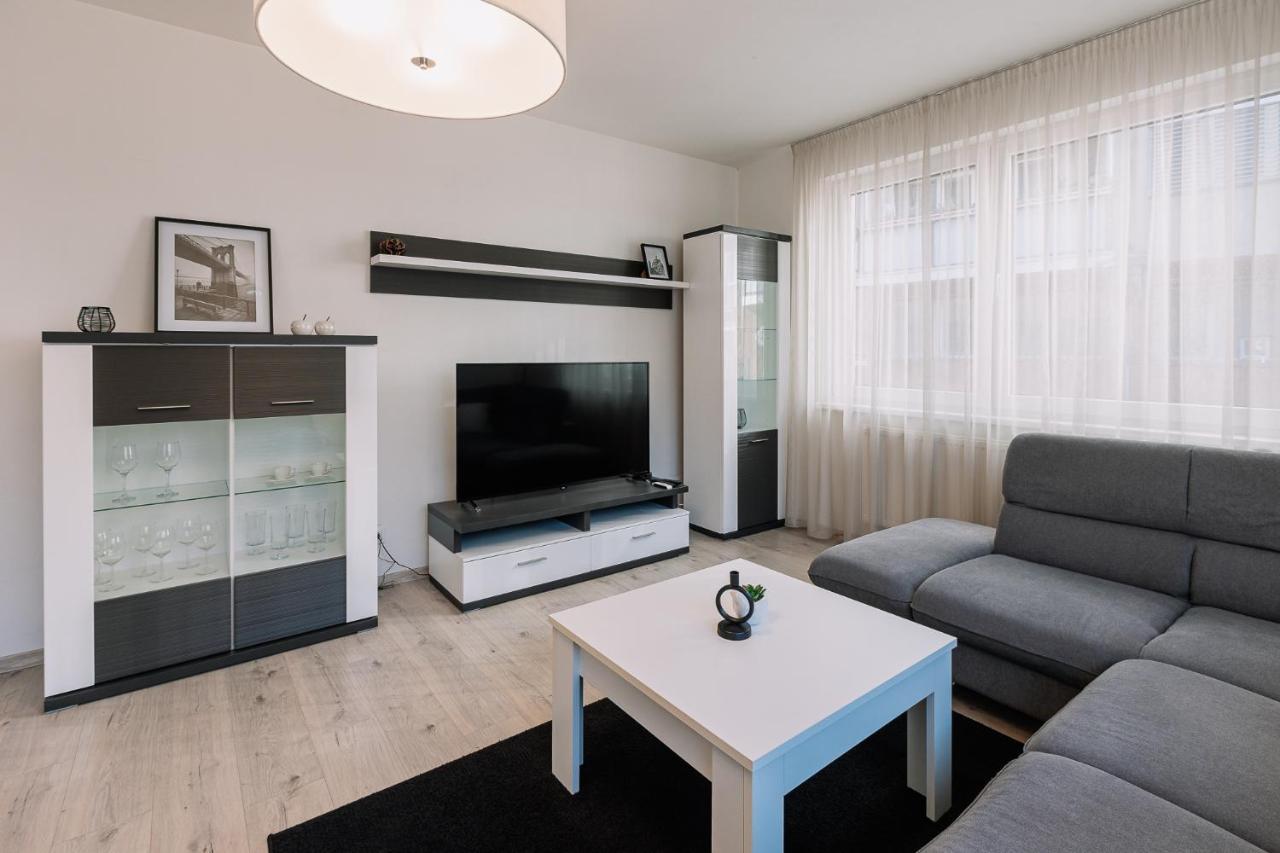 Skau 1 Old Town Family & Business Apartment Free Parking Братислава Экстерьер фото