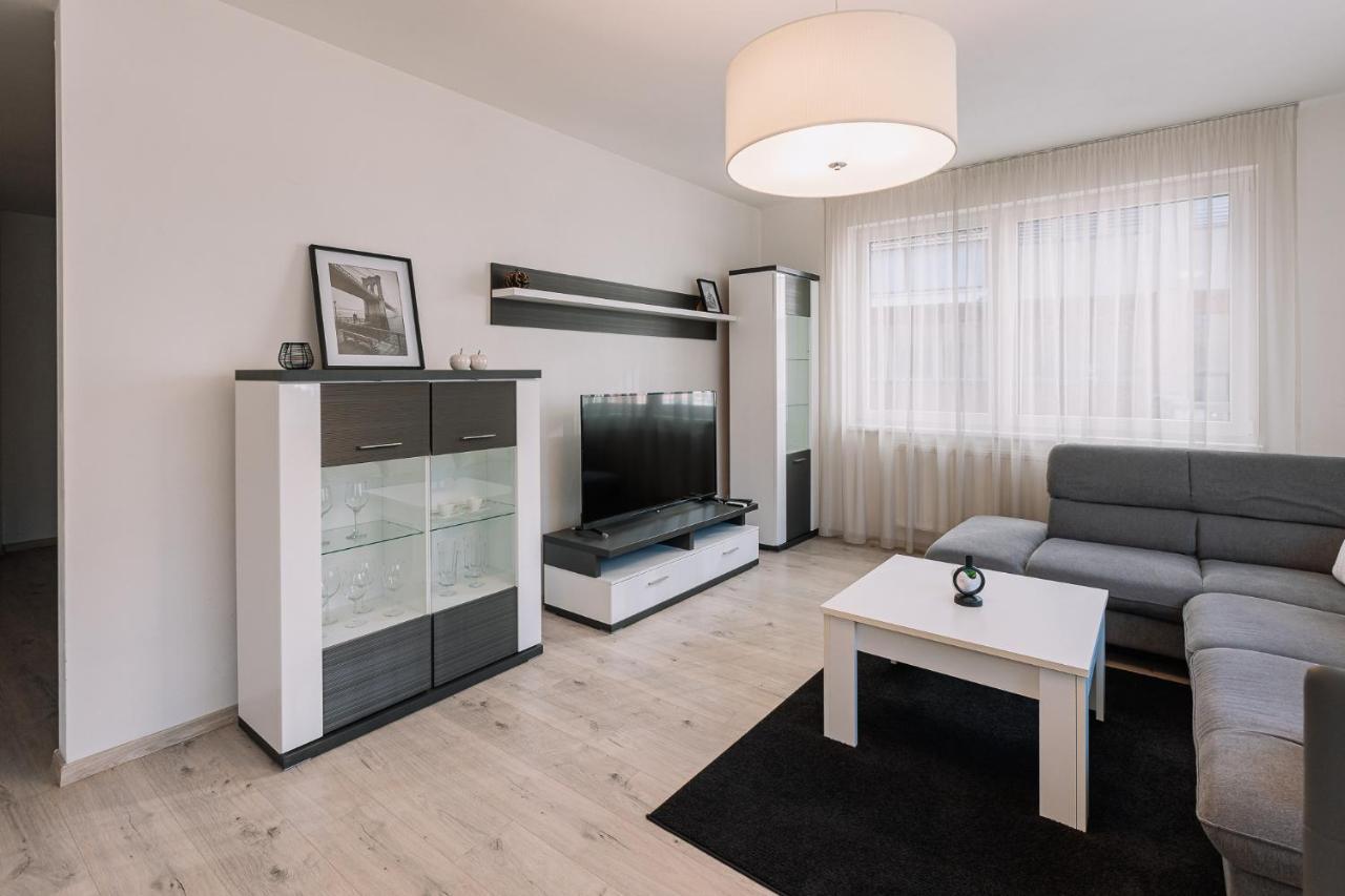 Skau 1 Old Town Family & Business Apartment Free Parking Братислава Экстерьер фото