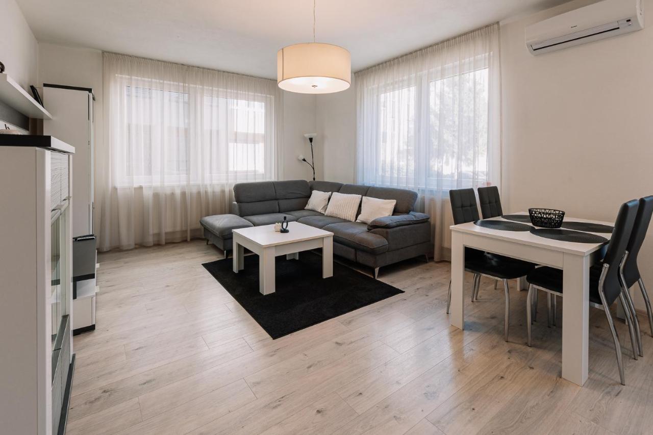 Skau 1 Old Town Family & Business Apartment Free Parking Братислава Экстерьер фото