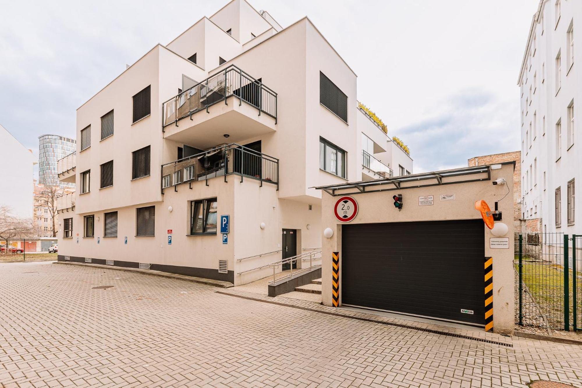 Skau 1 Old Town Family & Business Apartment Free Parking Братислава Экстерьер фото