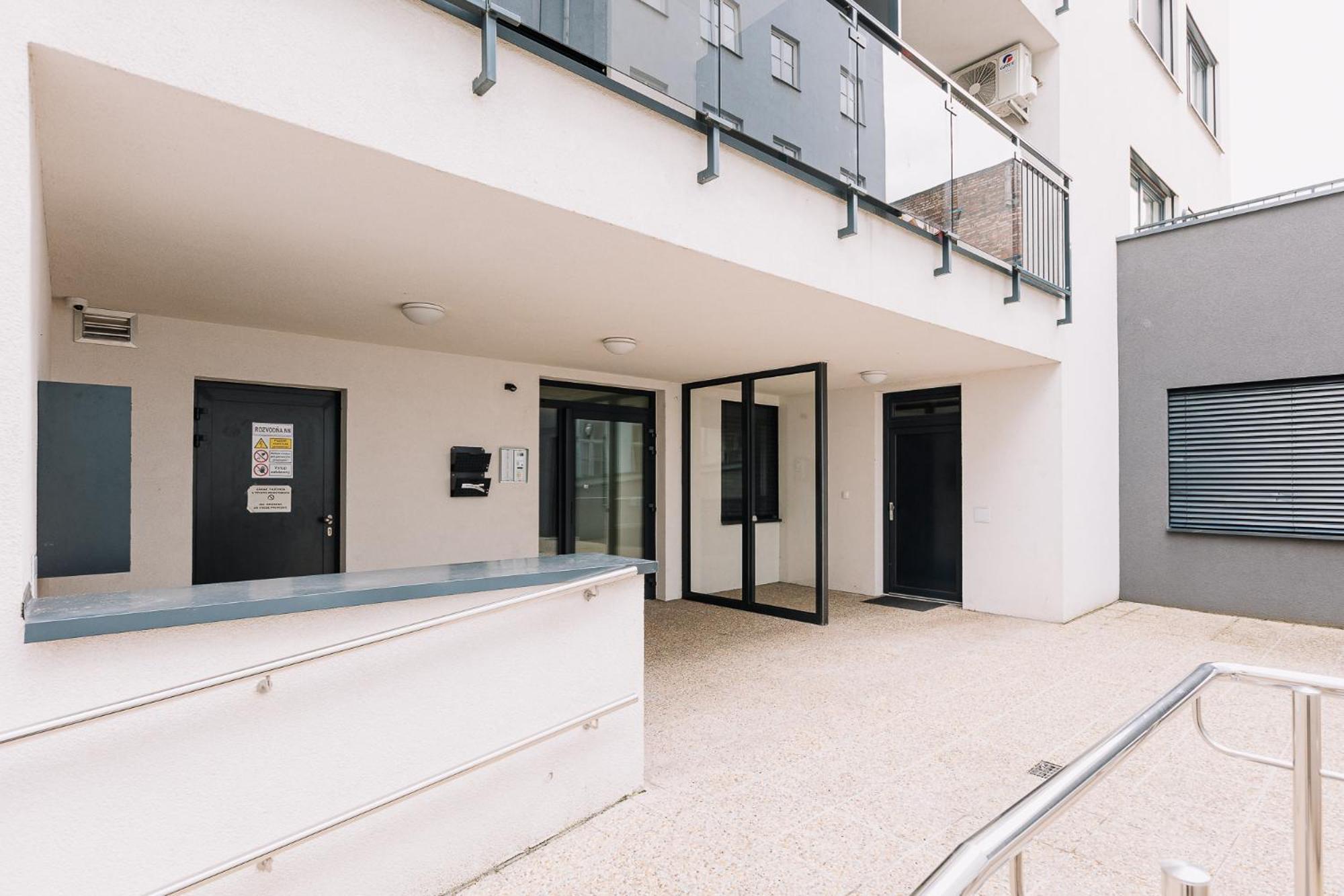 Skau 1 Old Town Family & Business Apartment Free Parking Братислава Экстерьер фото