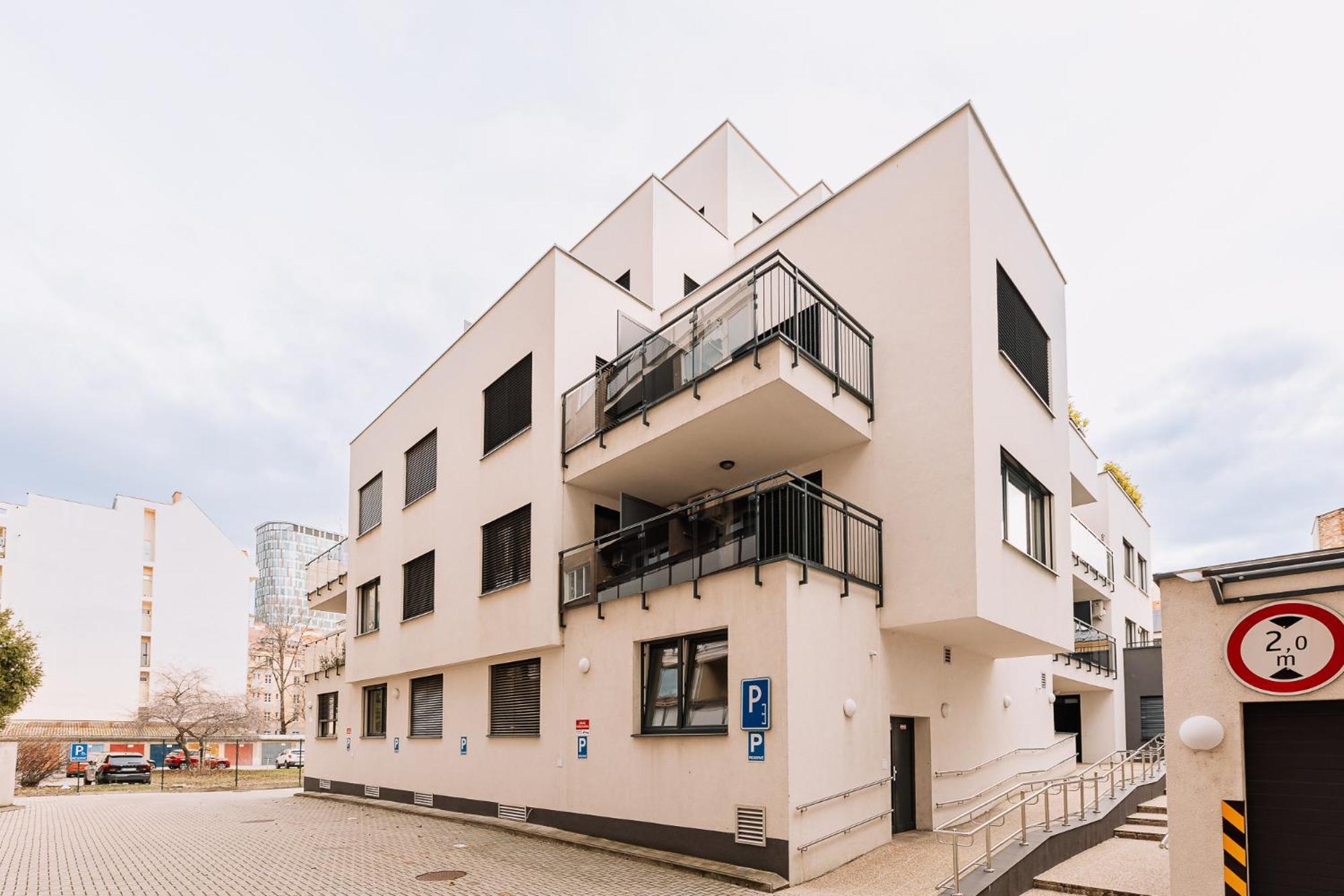 Skau 1 Old Town Family & Business Apartment Free Parking Братислава Экстерьер фото